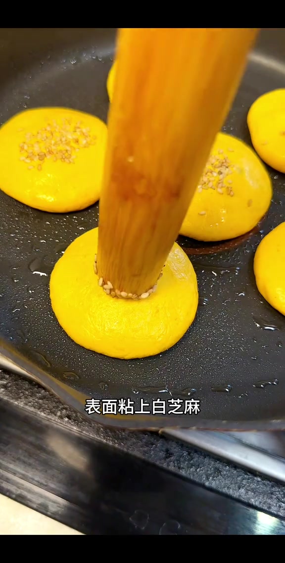 多吃粗粮好处多,今天用南瓜做了南瓜枣泥糯米饼,软软糯糯