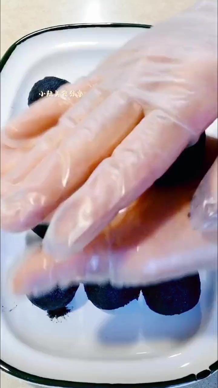 小美版黑芝麻馅包子,醇香浓郁,有技巧无难度,光滑暄软