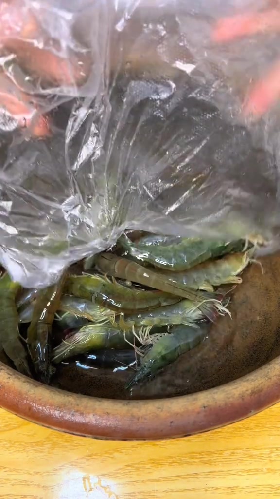 今晚给孩子做下饭菜,蒜蓉粉丝虾仁煲真的好吃很香哟!