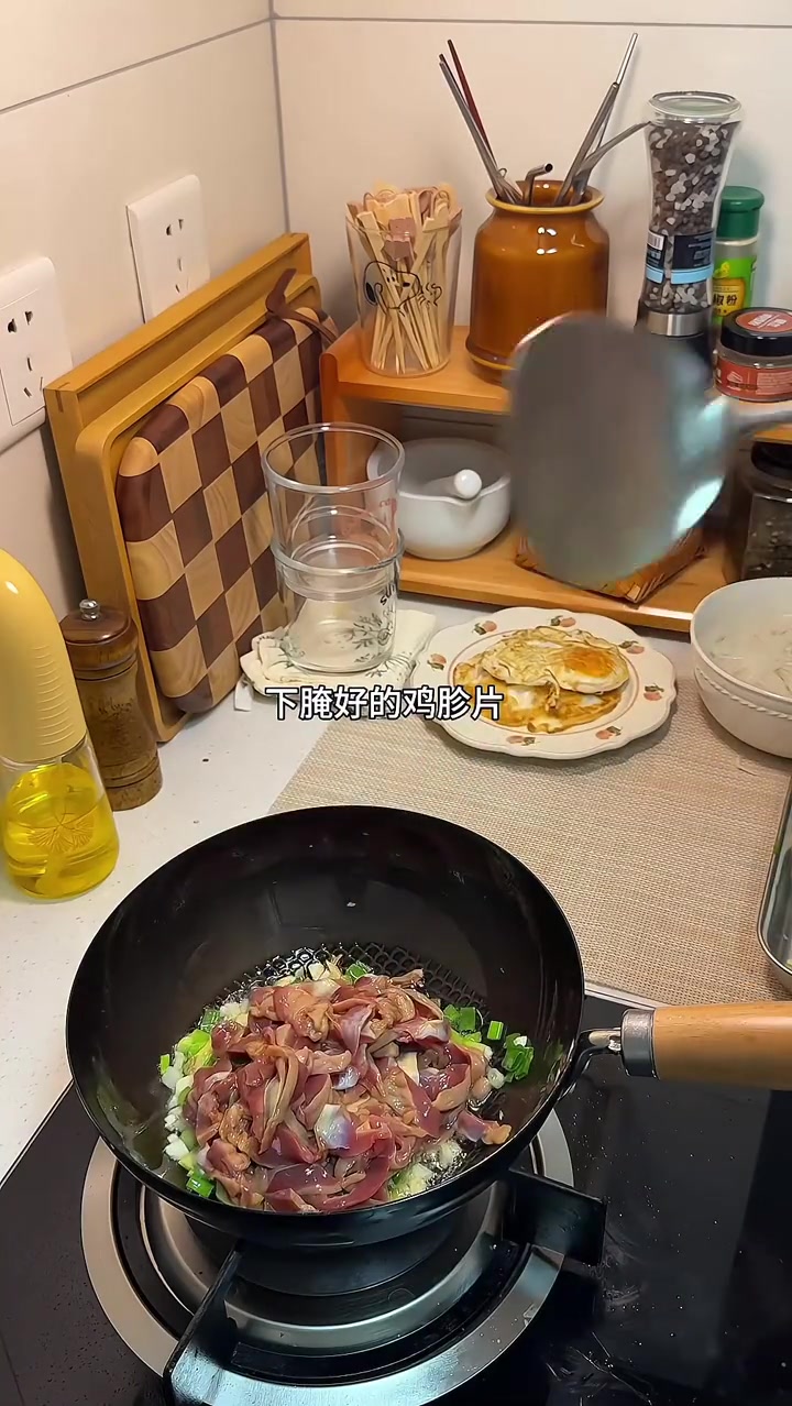 这碗酸辣鸡杂拌粉!一点也不输长沙了!