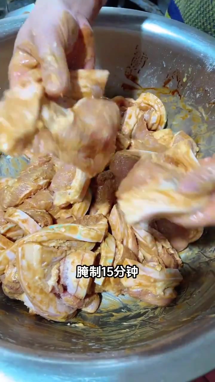 每次的《梅干菜蒸大排》都是秒光的菜品,做法简单,酸香入味。