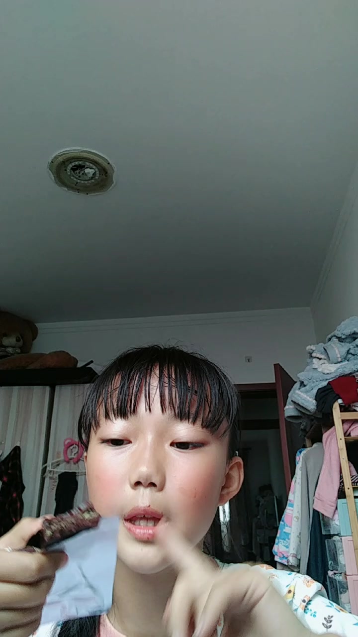 封面小彩蛋。后面是迪拜巧克力