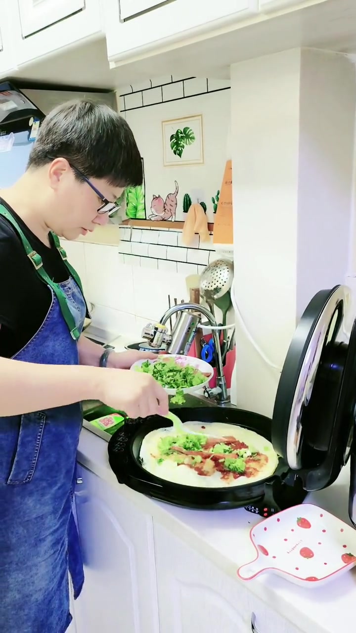 呦呦切克闹煎饼果子来一套