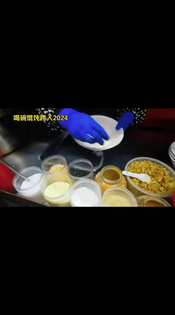 跨年夜,路过一家馄饨小摊,来上一碗,暖心又暖胃!
