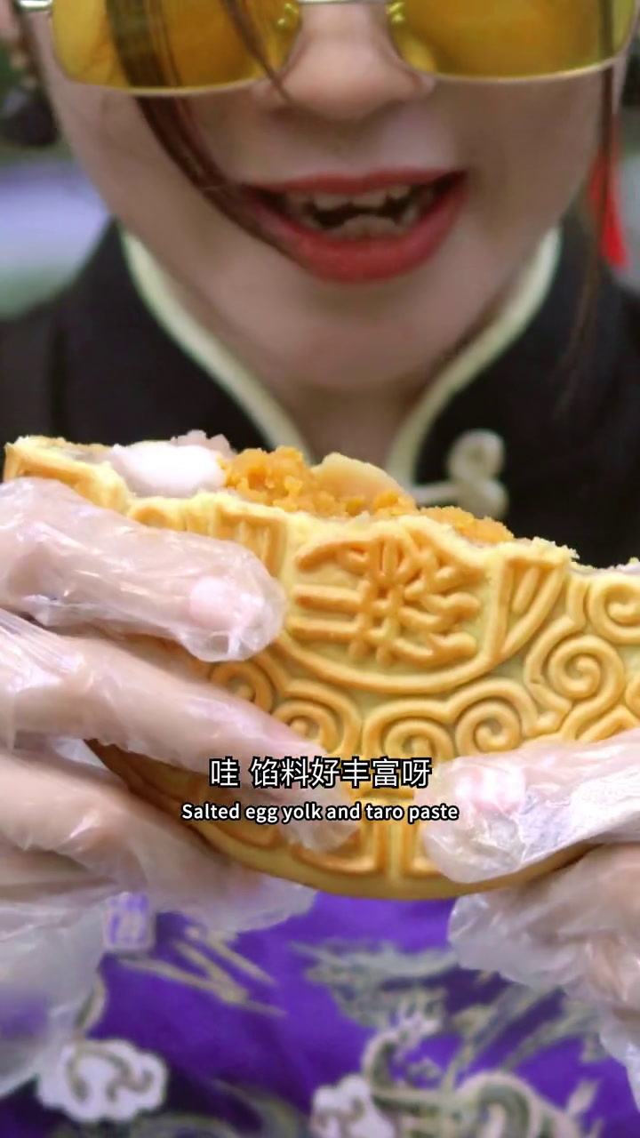 南方人的月饼比脸还大?咸甜搭配,尽享绝世美味!