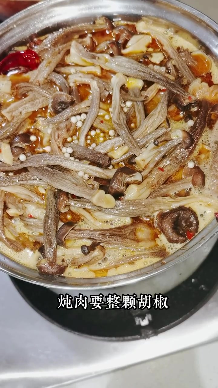 用吃鸡肉最麻烦的是杀鸡,我用油桶做了一个神器