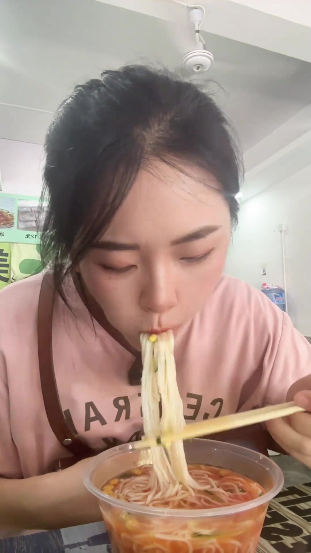 夏天怎么能不来一碗冰冰凉凉的酸汤粉,还有肉卷粉