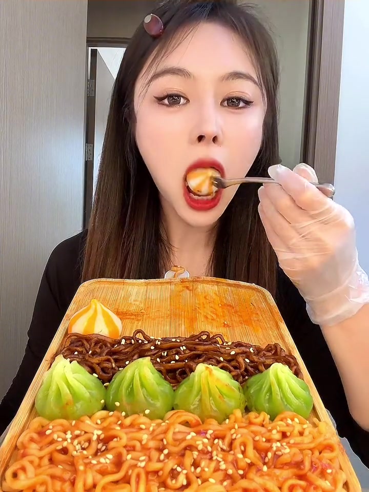 太酷了彩色丸子和火鸡面、炸酱面的拼盘