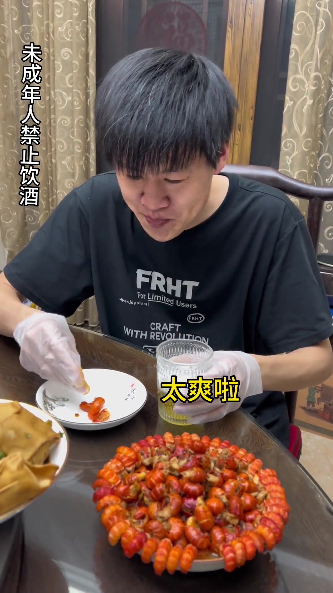 儿子终于睡着了,给媳妇准备的夜宵龙虾尾整起来,哈哈~