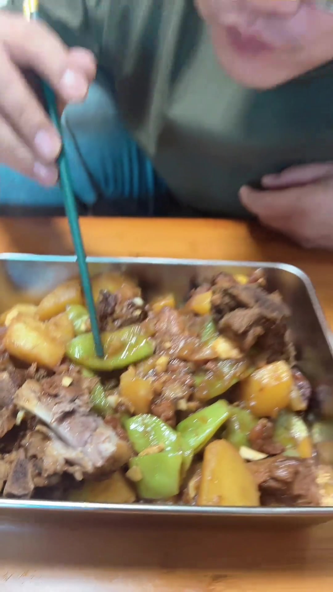 今中午土豆炖排骨油豆角 真香 比烀着吃好