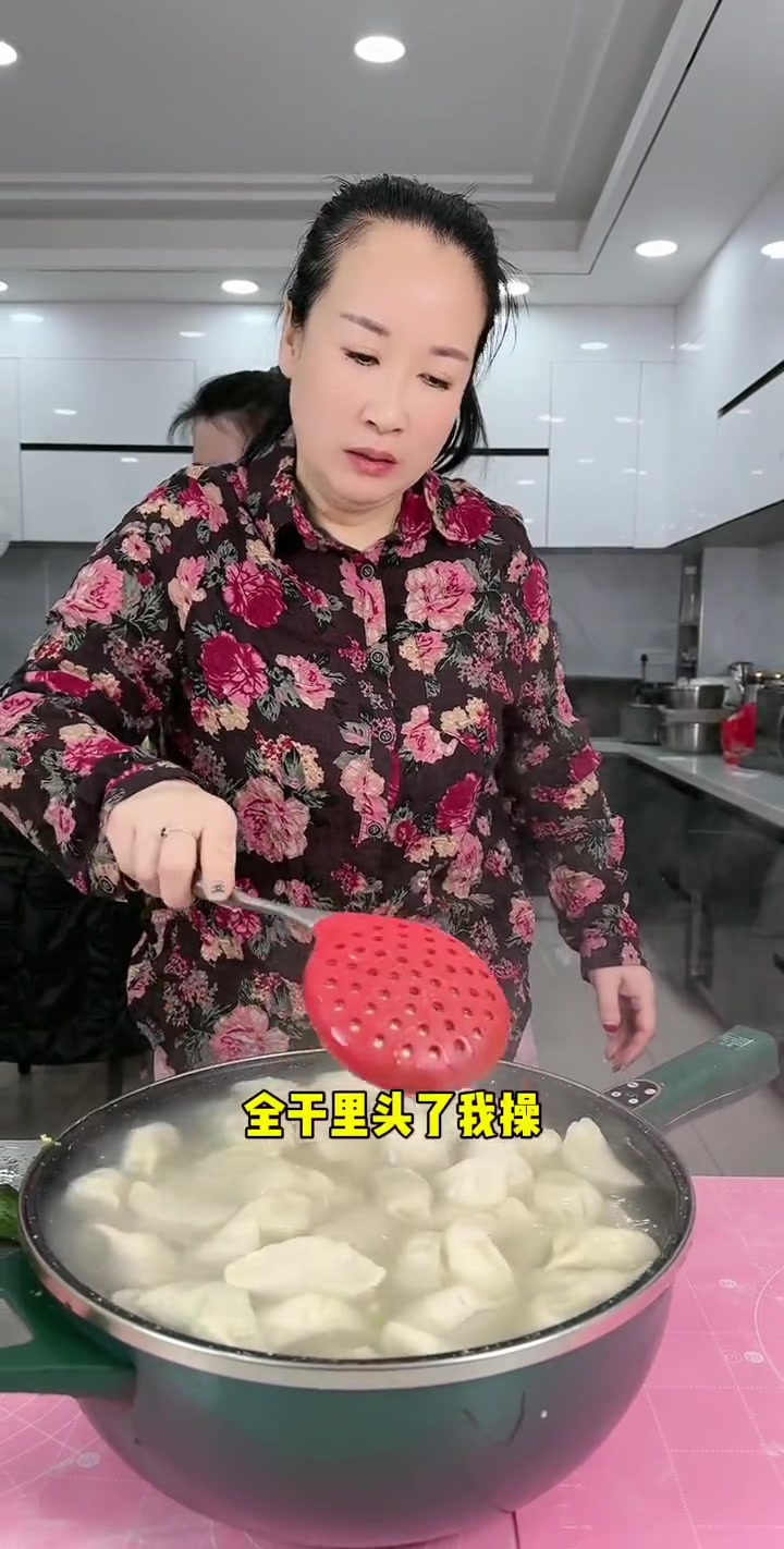 这一锅能煮80多个饺子还真漏了一个 老宋没包好