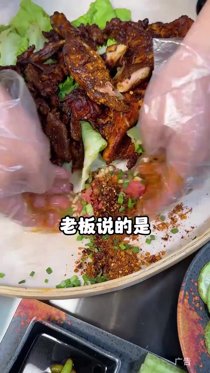 贵州遵义的那个烤鸡!炭火烤出来的!辣得我嗷嗷叫