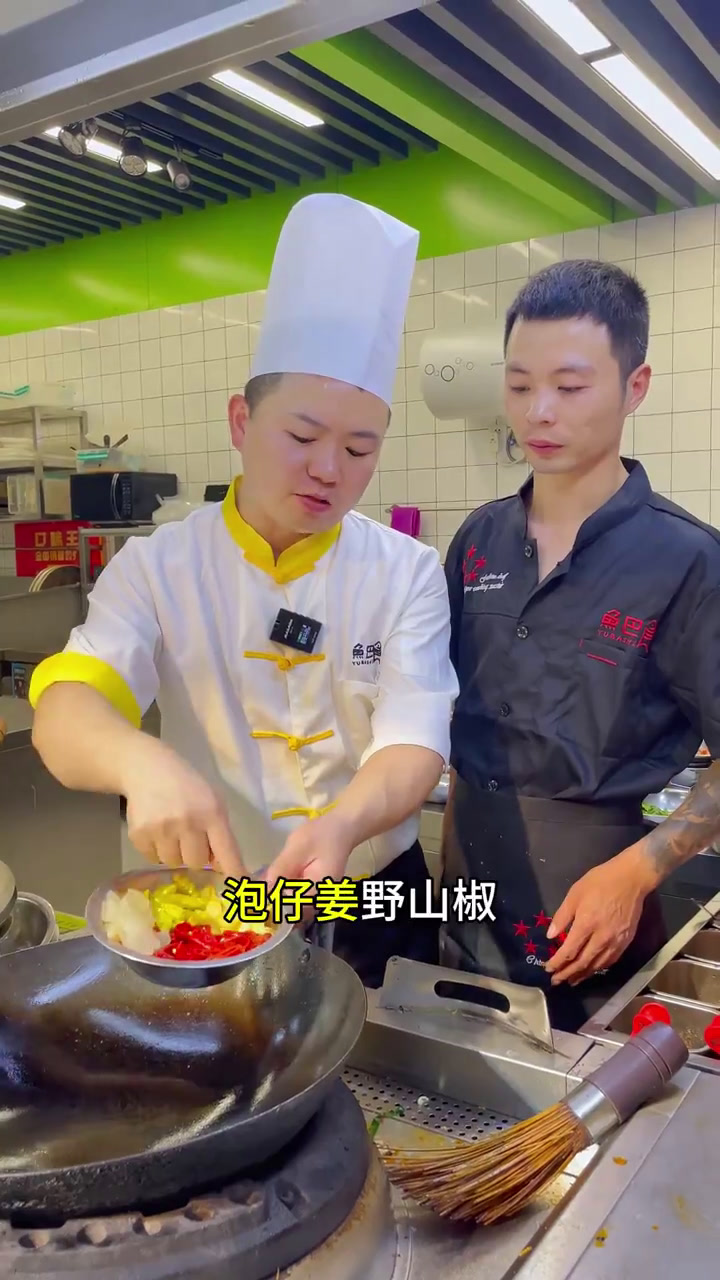 泡椒烤鱼 今天我们学员操作泡椒烤鱼,来看看吧!