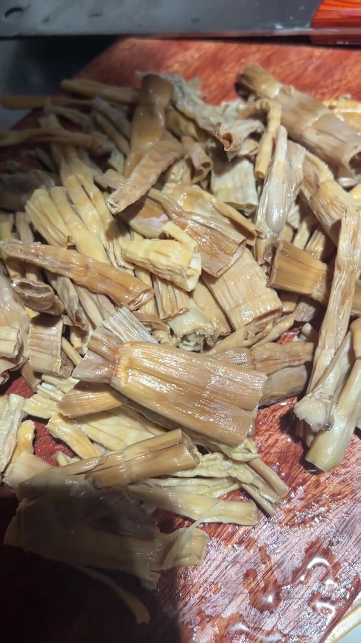 干竹笋炖腊肉的做法