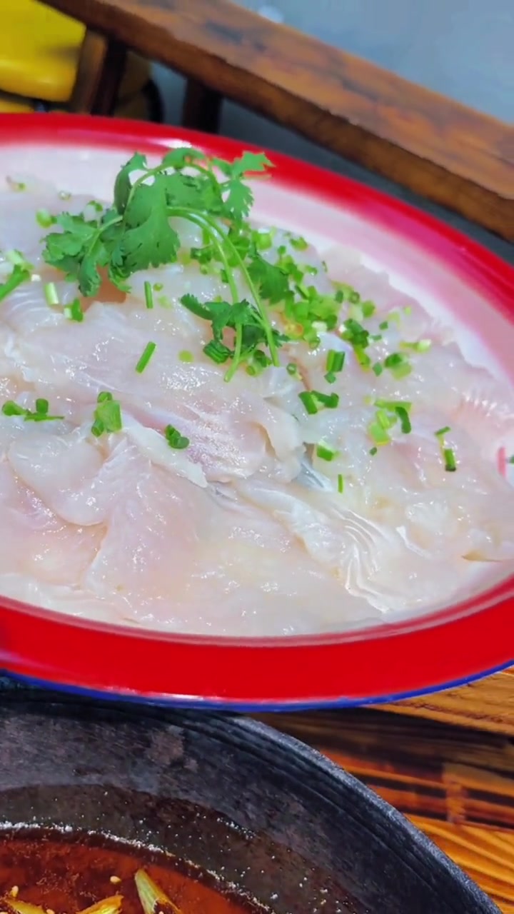 上热门不知道吃什么好巴沙鱼片打火锅