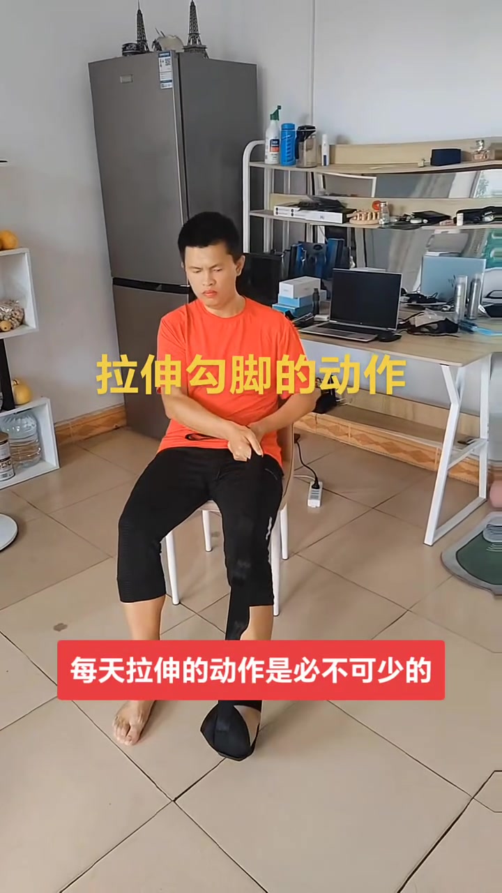 居家锻炼自己一个人拉伸,用固定拉伸带拉伸勾脚的动作及大腿前后侧的肌肉,拉伸不求人挺好用的。