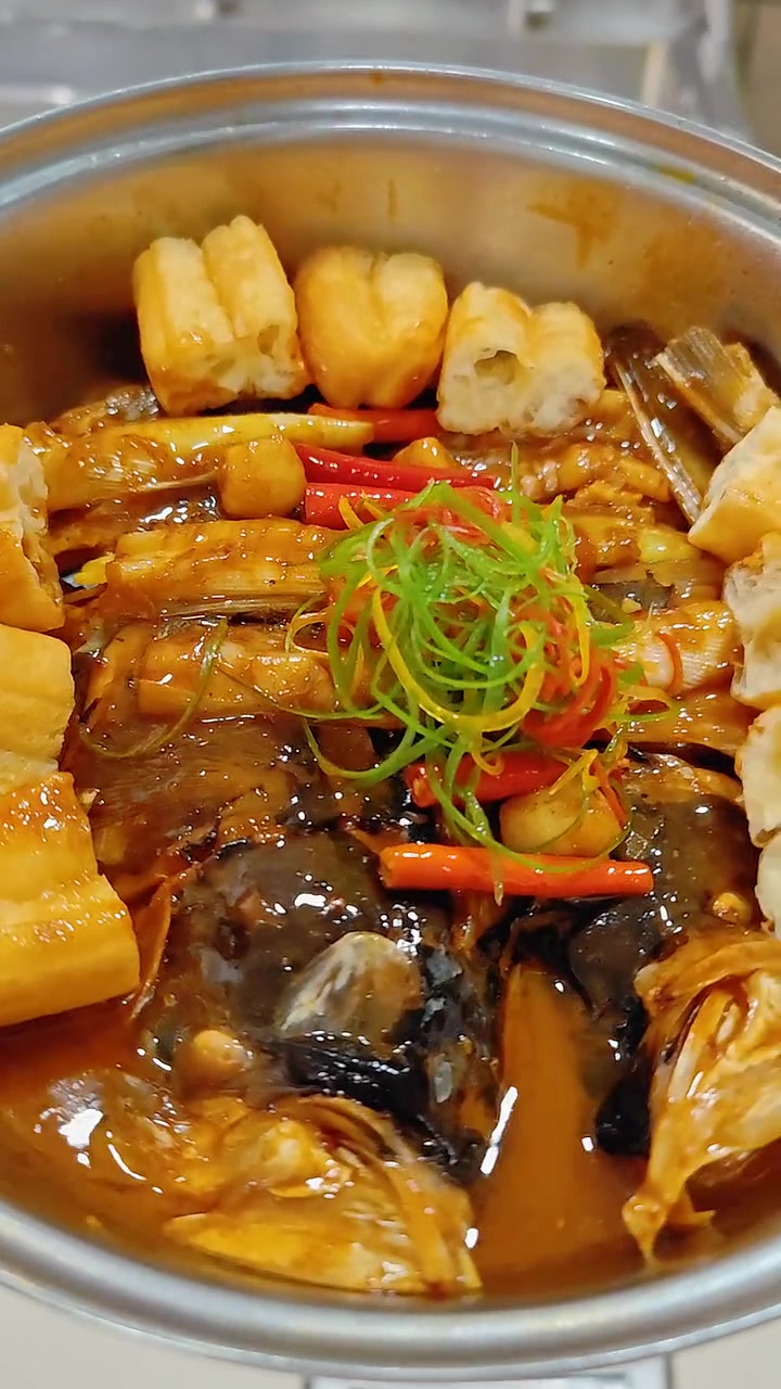鱼头泡油条 汤浓味香 稳火慢炖 把鱼头胶纸炖出来 汤鲜味美 太香了