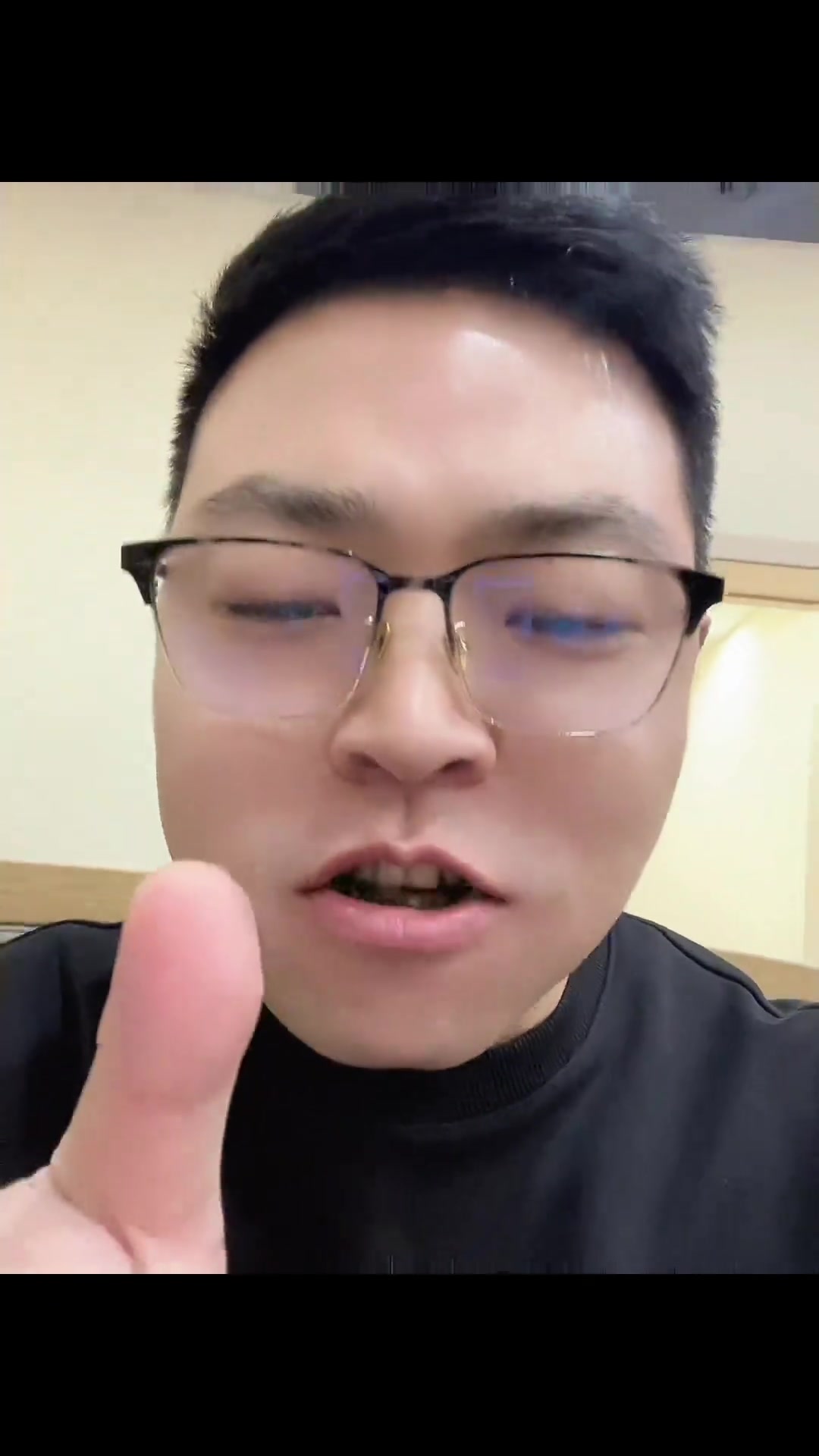 这冬天的冷面都有通病 这么硬呢……还是烤肉包菜真太爽了
