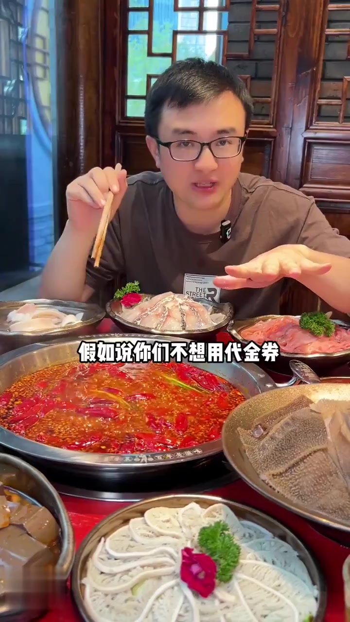 锦江区光环商场吃谭鸭血火锅啦!