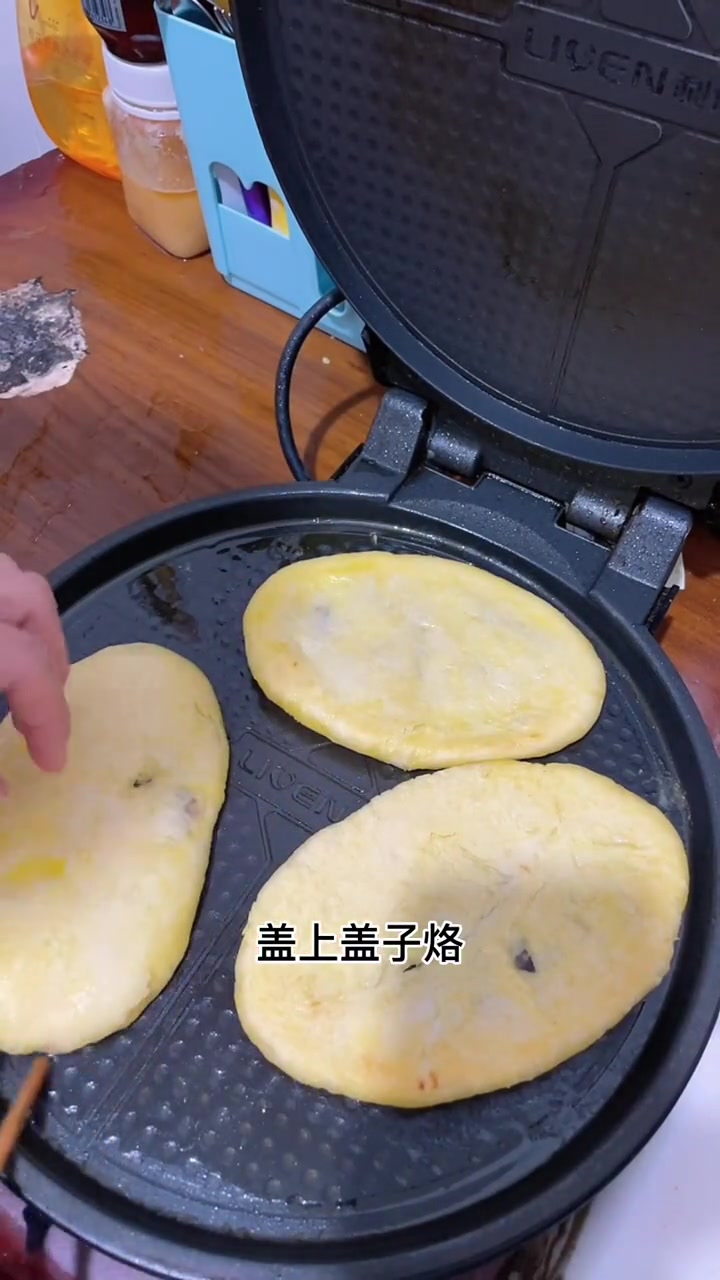 今天做了超级好吃的发面豆沙酥饼～又香又酥,好吃到起飞