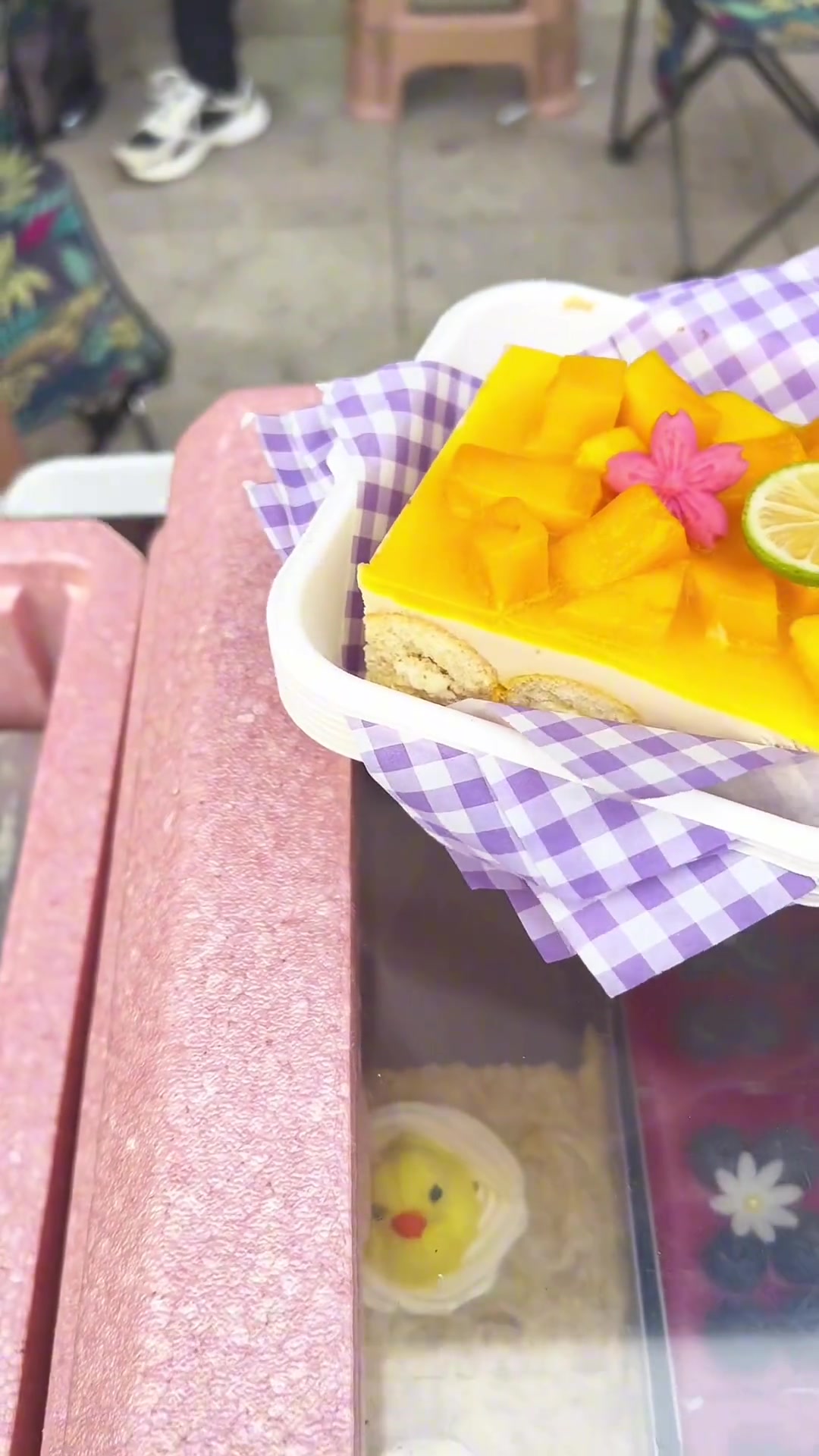 今天下午四点半经四路万达星巴克门口来找我挖提拉米苏