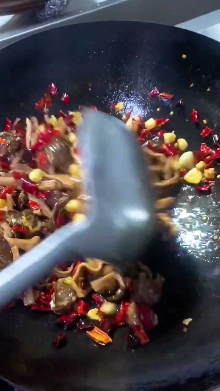 用自制腊鸭心和鸭板肠做菜瞬间食欲大开!