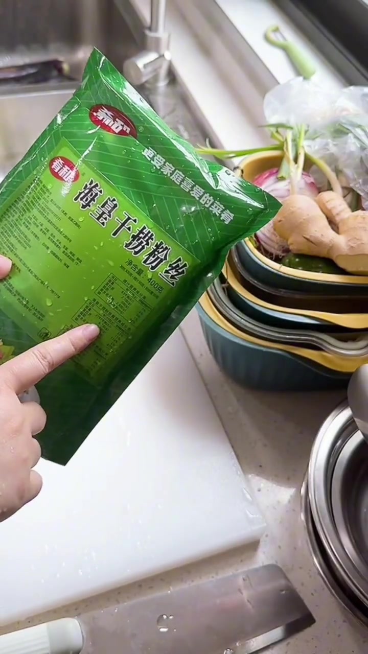 今日伙食!海鲜干捞粉丝 蒜蓉白切肉 清炒毛白菜 蒸茄子