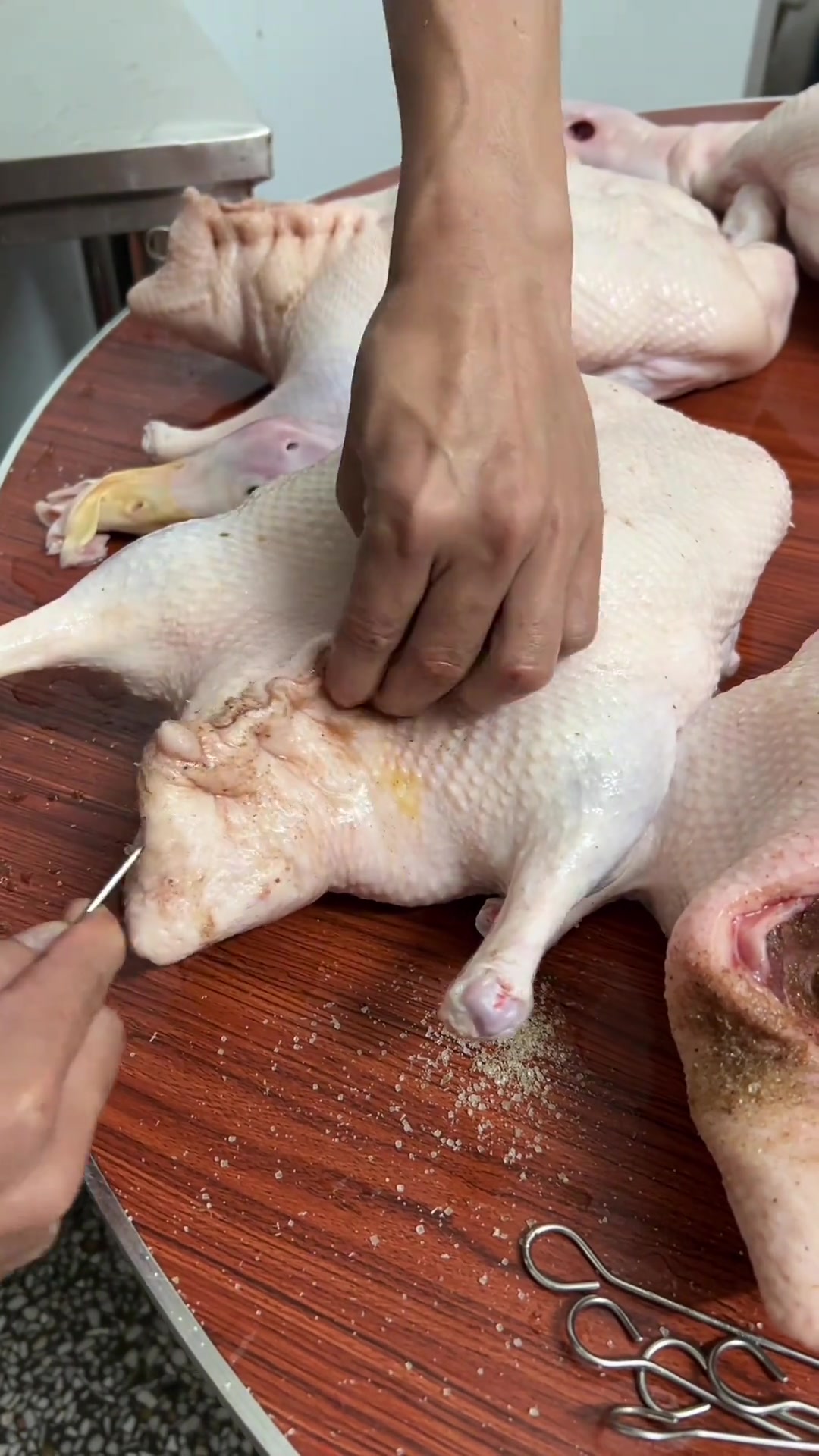 带大家了解烧鸭的制作过程……