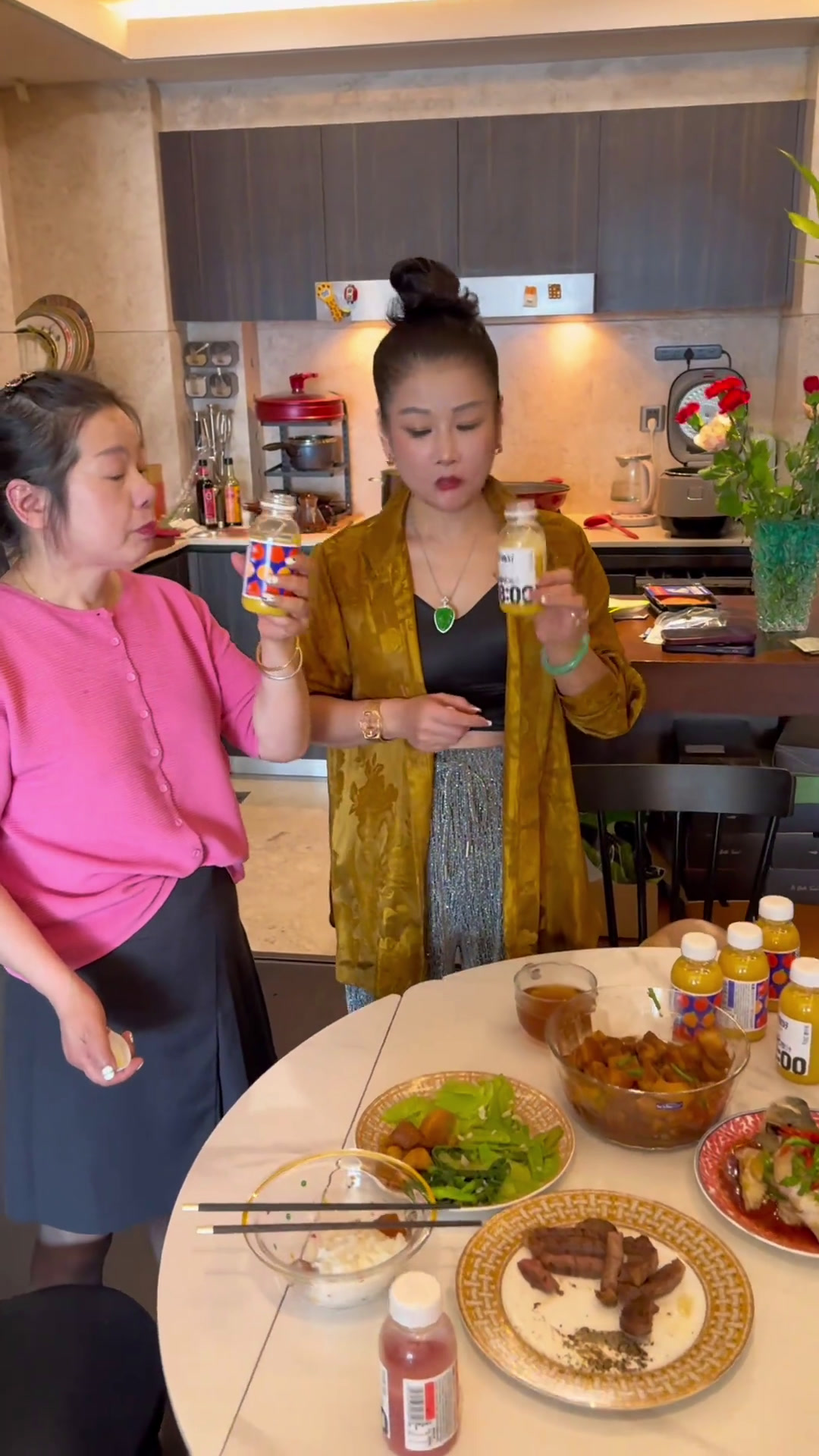 姐妹们!看看我们的午餐,早橙好橙汁好好喝!配料表只有橙汁