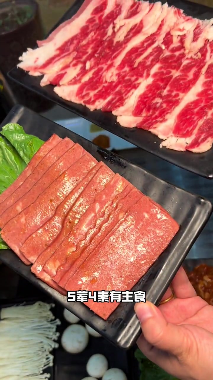 这个79的3人餐可以啊,而且还是瓦片烤肉!