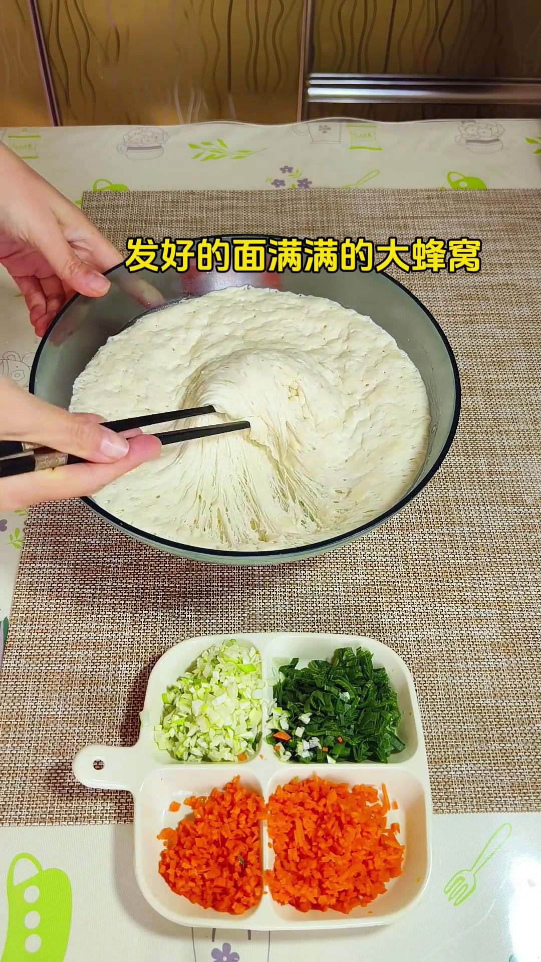 一斤面八两水,手不用沾面的葱花发面饼,做法简单又好吃