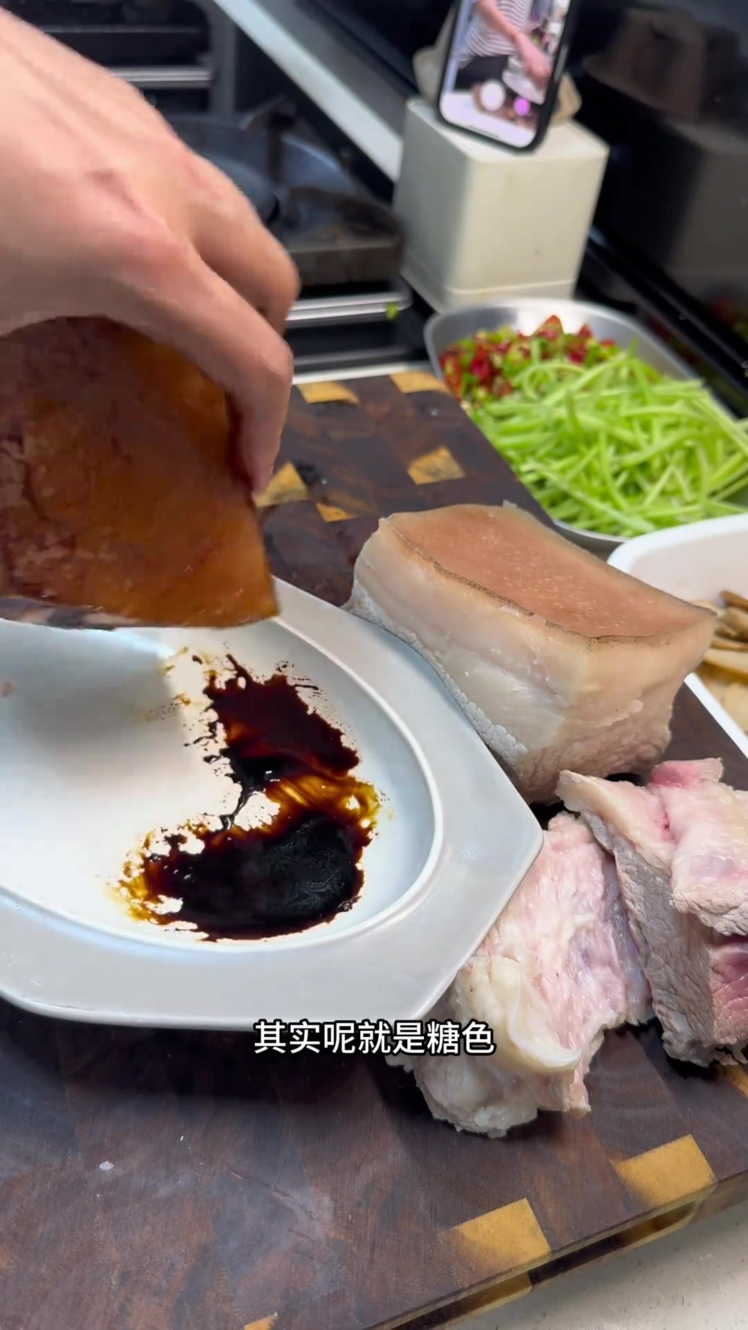 湖南人的酒席必备菜,梅干菜扣肉。入口即化,肥而不腻