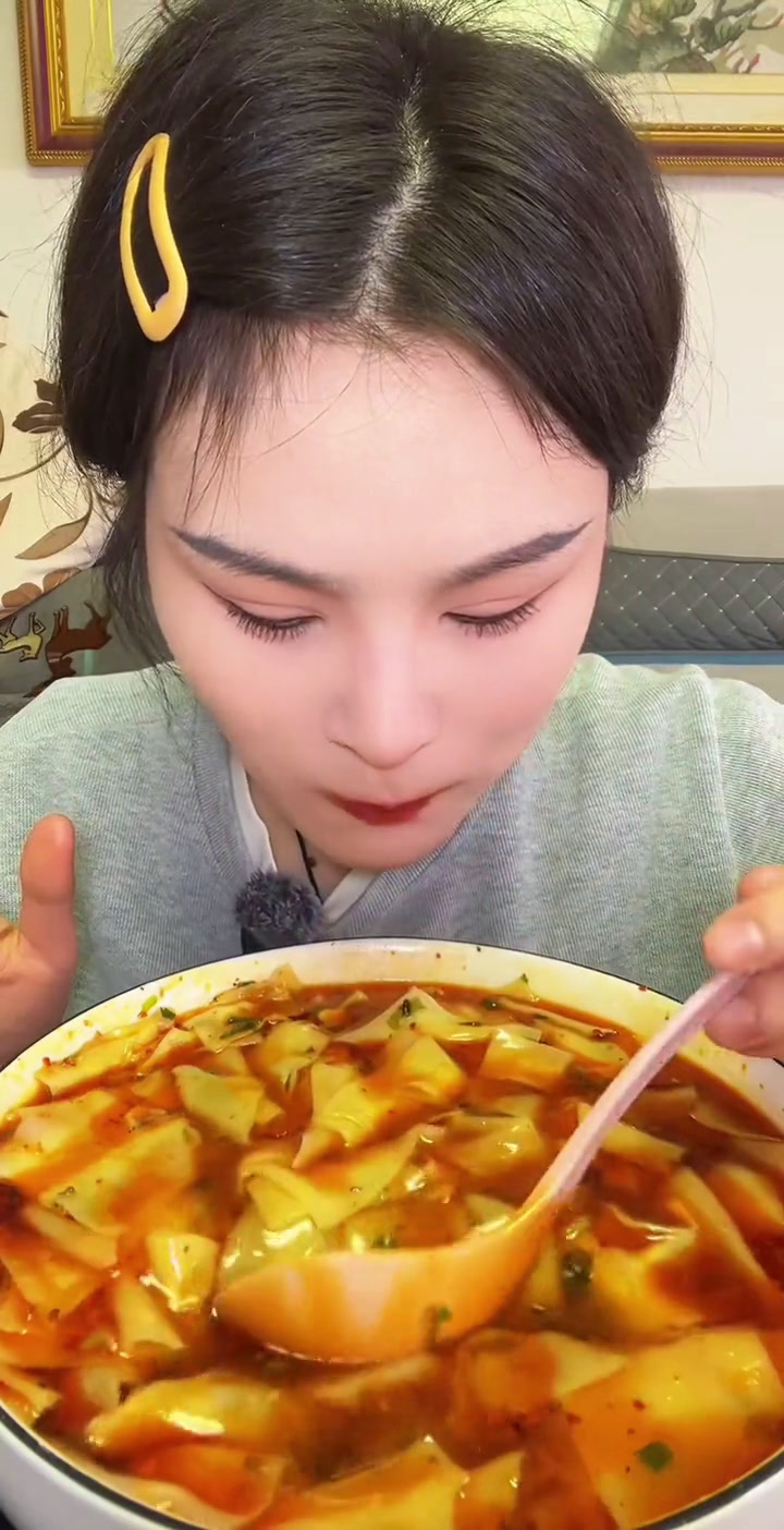 推荐紫菜虾米和金汤肥牛 老牌子了 开水冲泡,分量很足,像