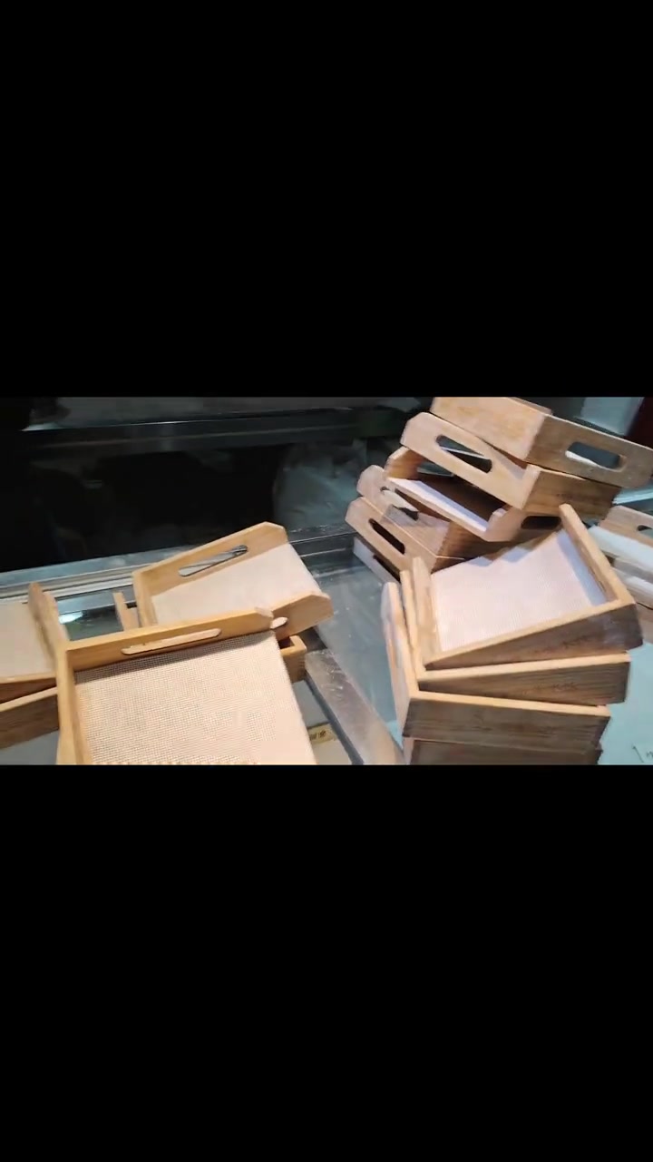 几天前我要了一斤水饺15块钱,老板分成三个打包盒给我