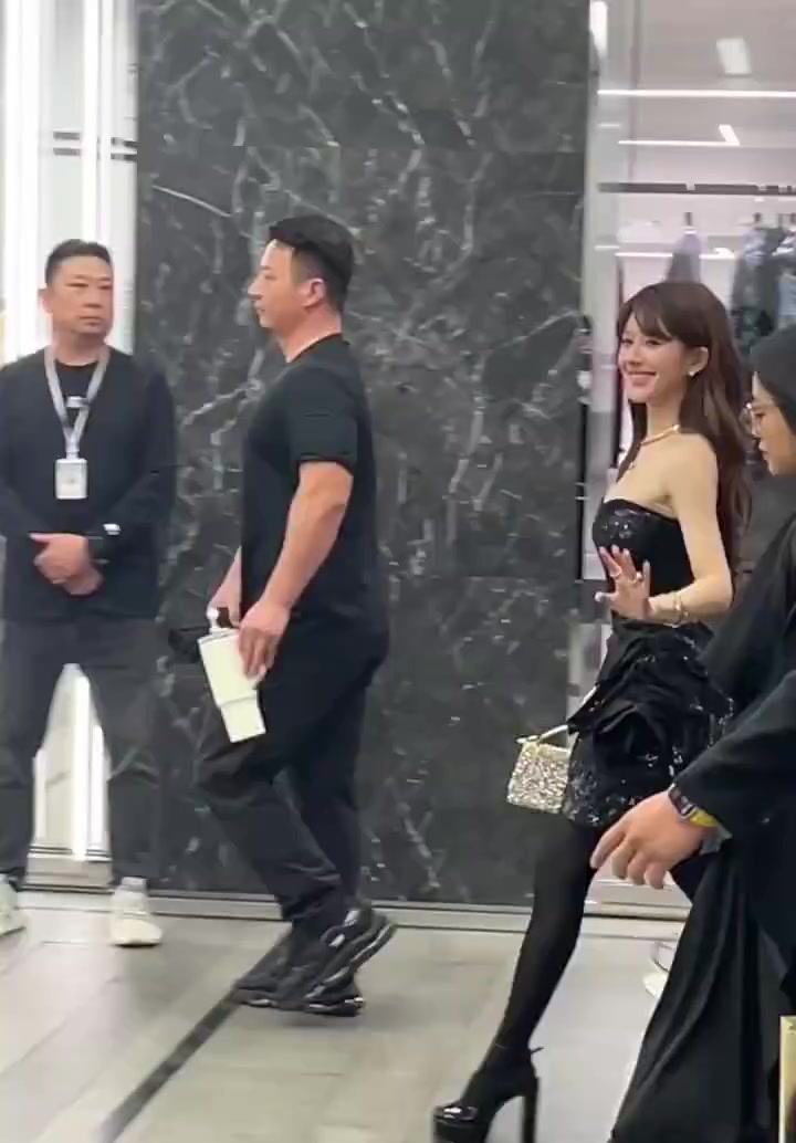 赵露思这丝袜认真的吗?土土的