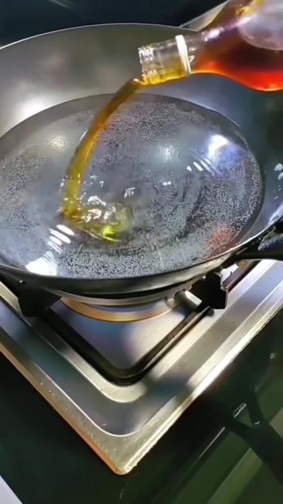 茭白炒鳝丝 夏天的黄鳝赛人参 再放点茭白丝 简直绝了 浓油赤酱