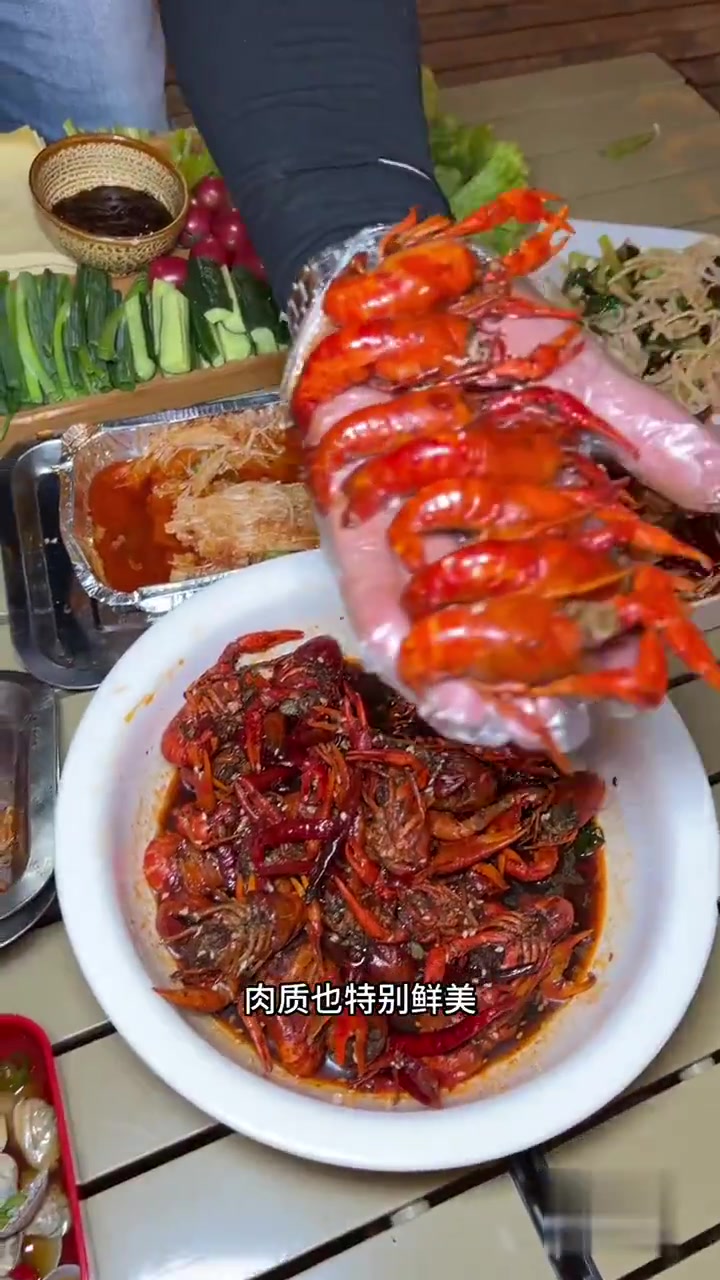 西班牙风情小镇露天烧烤既能吃烧烤又能唱歌,环境还特别好