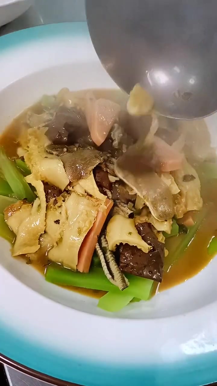 青椒毛血旺,口感微椒麻鲜香,带给您不一样的美食味道