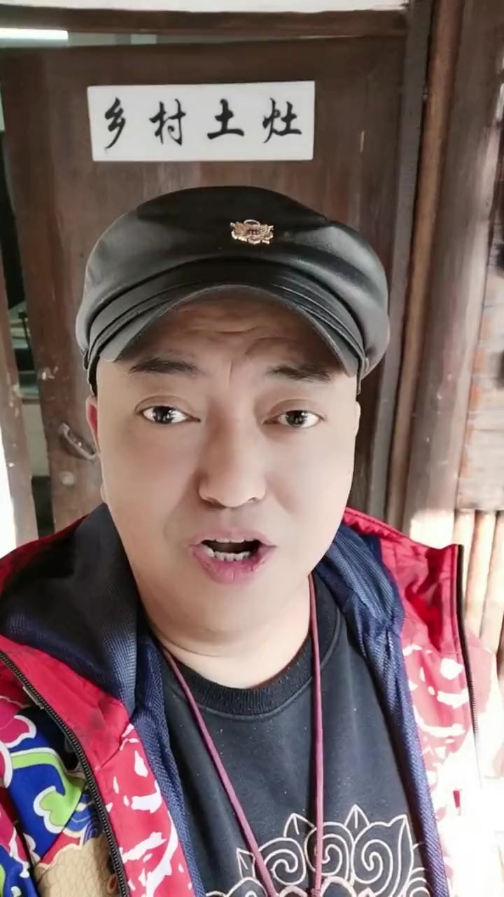 土灶烧的老式咸肉香肠菜饭 开盖香气四溢
