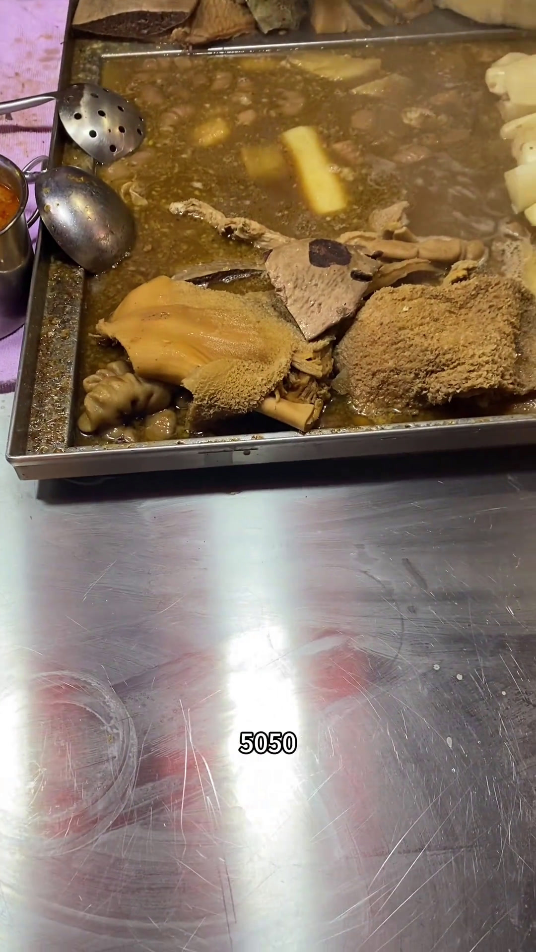 香港庙街的小吃,梁家辉的牛杂和乌蝇哥的鱼蛋