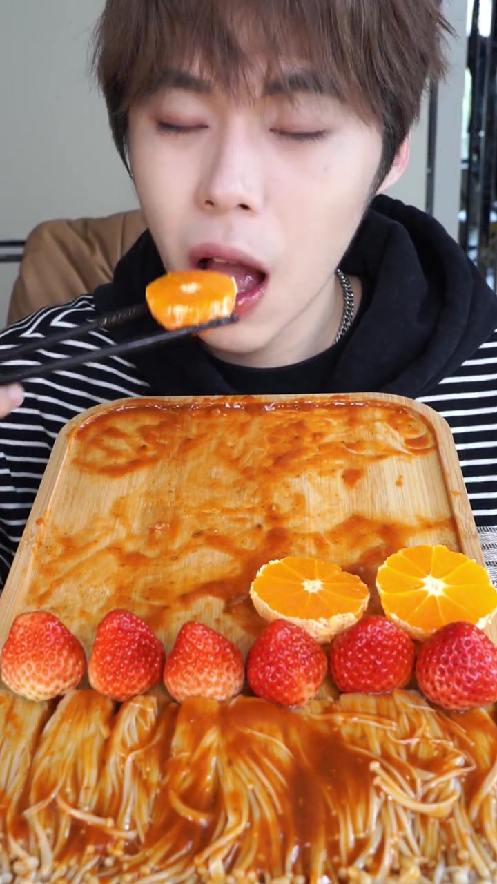 今天吃粉丝点的草莓美食拼盘~