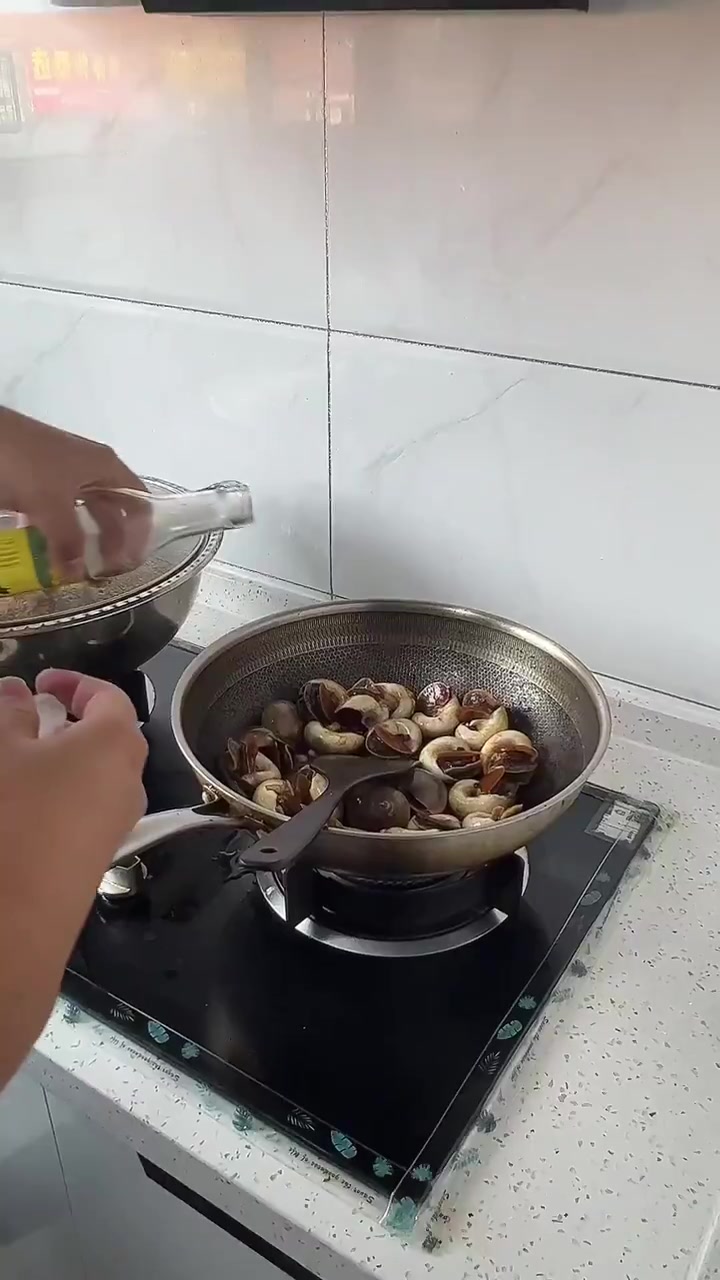 戴厨师?开始忙碌做海鲜了,酱爆猫眼螺