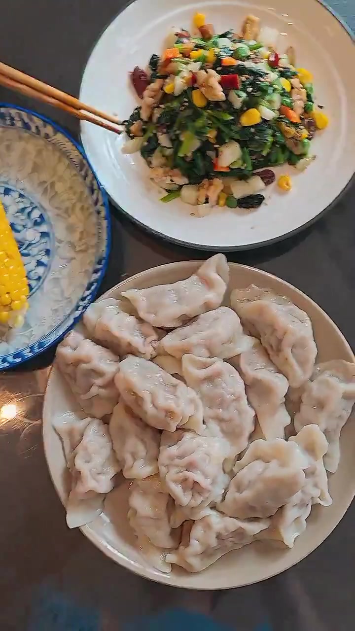 用牛肉包饺子的话 首选用牛颈肉或里脊肉,记得让店家把筋膜剃掉