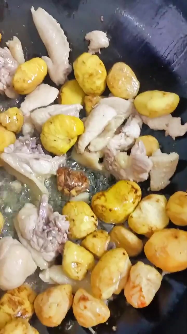 香喷喷的板栗炒鸡肉出锅喽