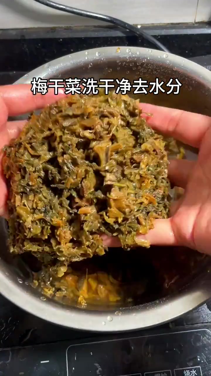 梅菜扣肉真的好下饭啊,汤汁拌饭绝了