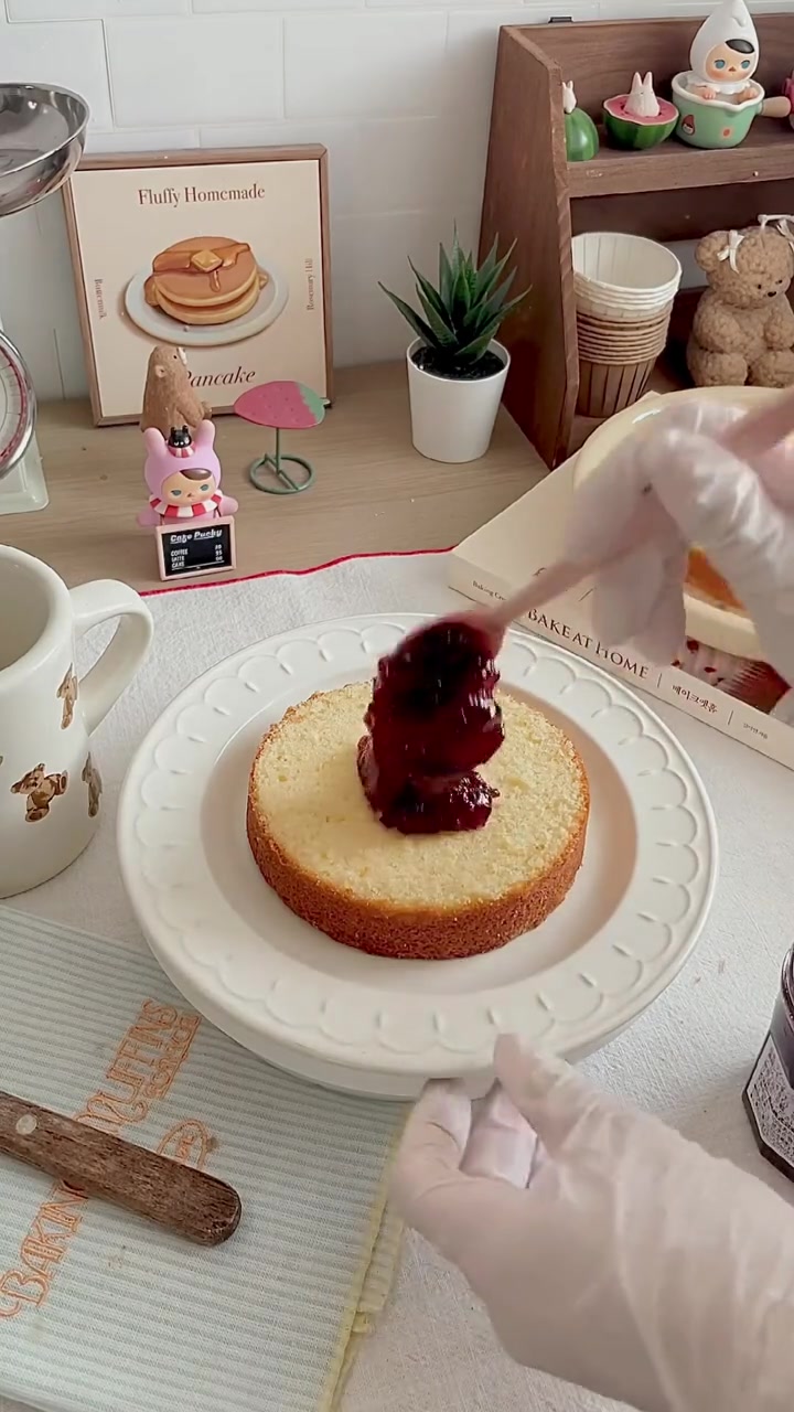 草莓裸蛋糕。奶油蛋糕,小可爱风格