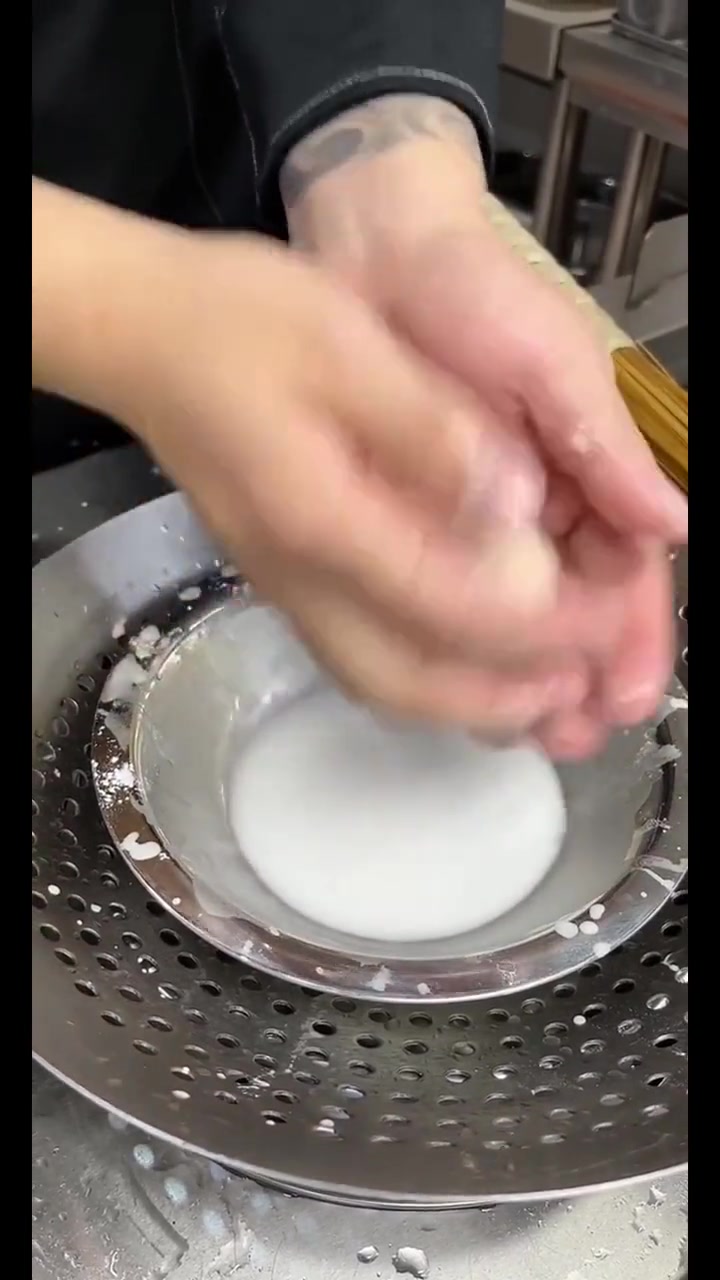 翡翠脆鱼狮子头,狮子头搭配春天碧绿的鲜蚕豆