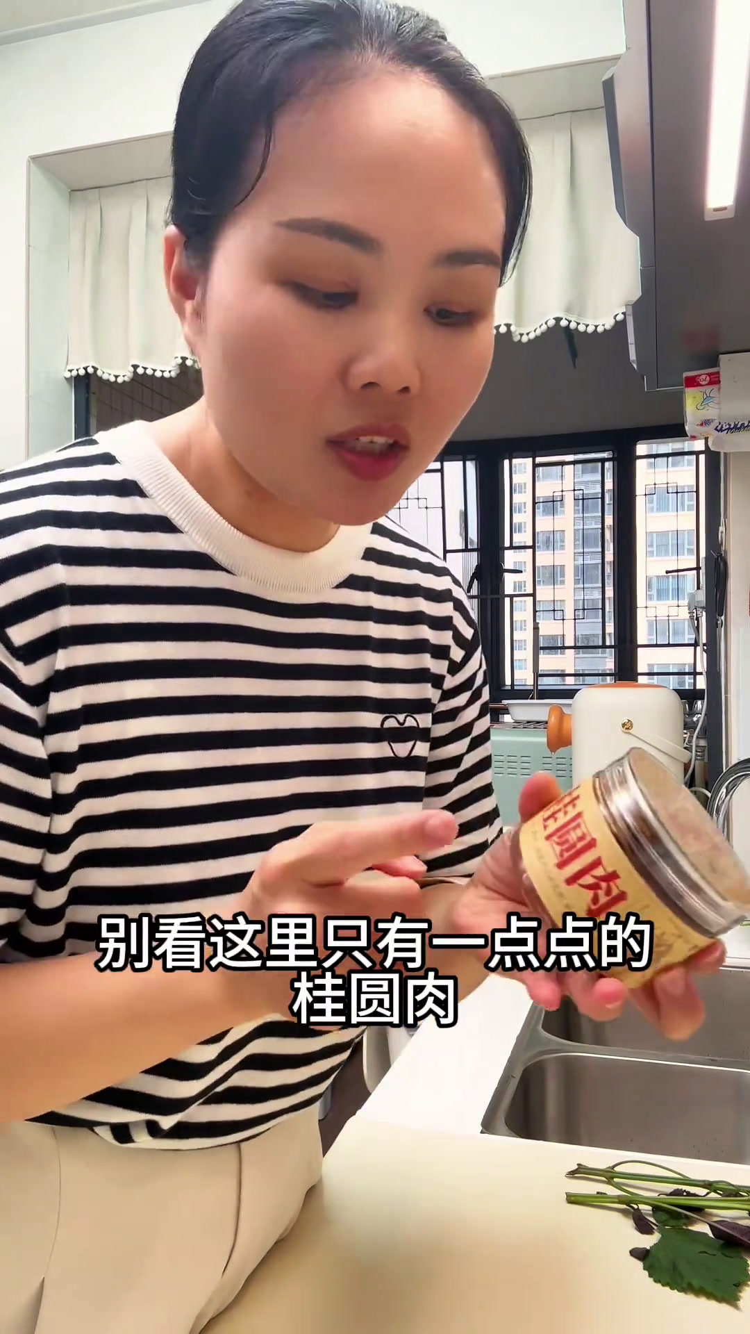 今天给余先生加菜了,紫苏啫排骨、清蒸小鱿鱼还炖了桂圆排骨汤