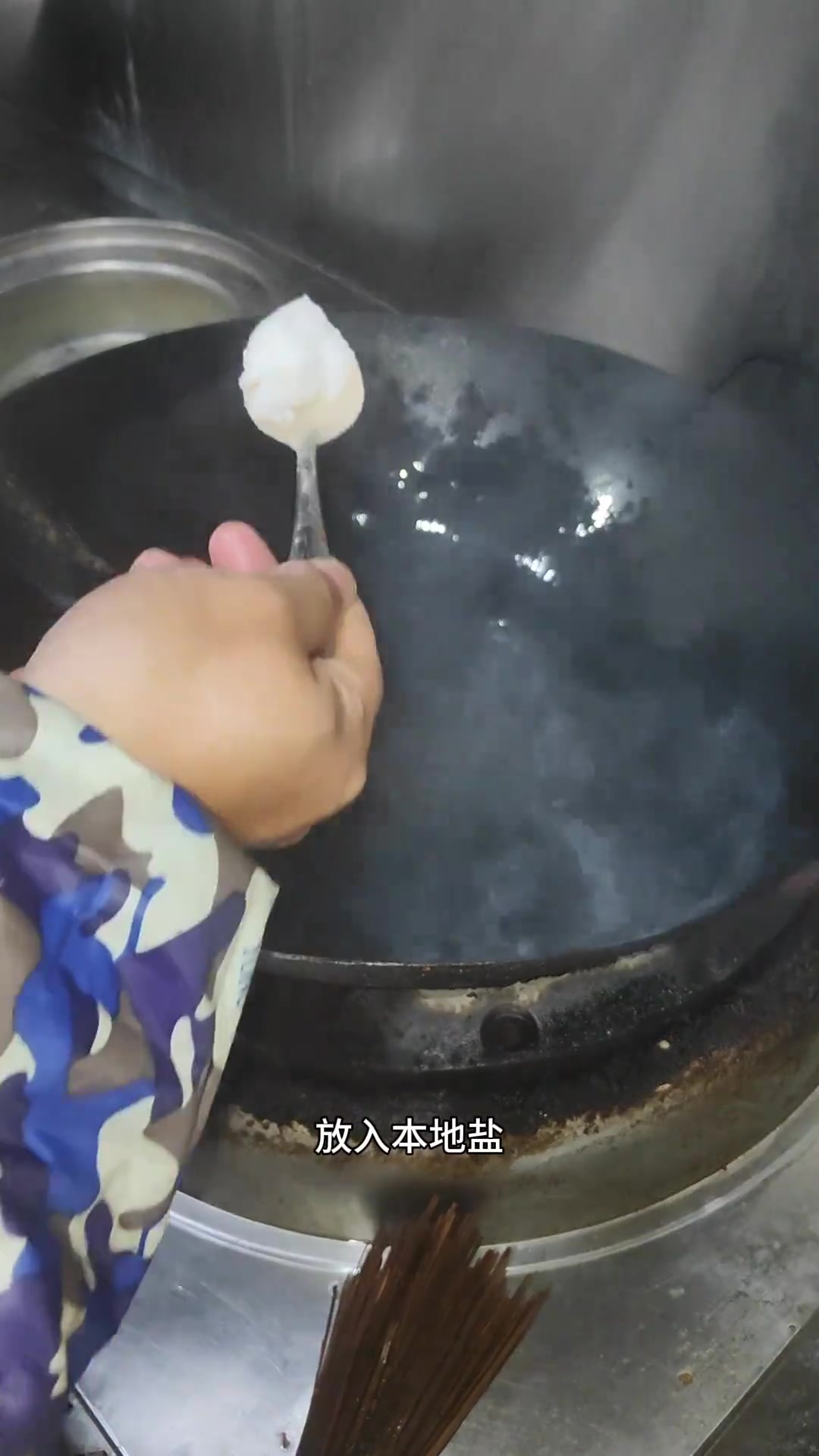 今日周师傅教大家做个涟源版水煮活鱼教程