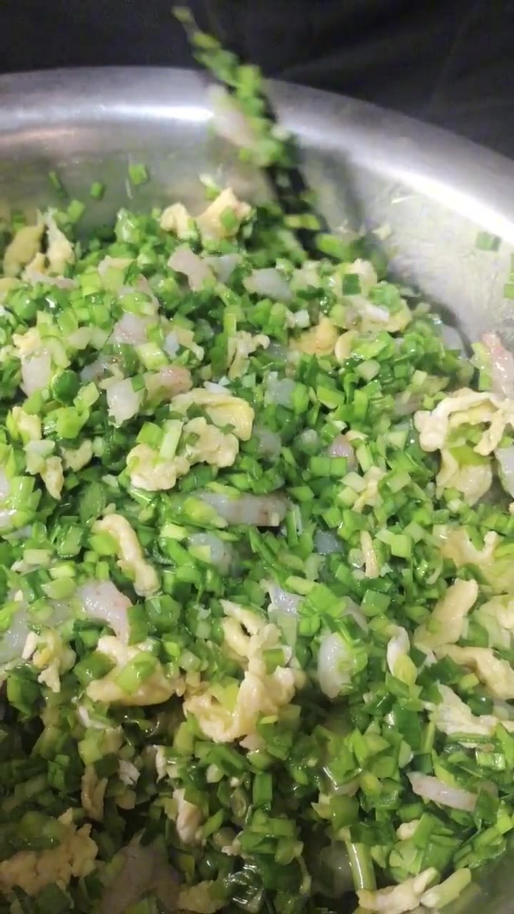 炸韭菜,鸡蛋,虾仁三鲜馅饼